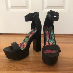 7-1/2 never worn platform black heels